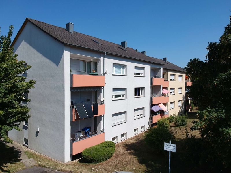 Charmante 3,5-Zimmer-Wohnung mit guter Aufteilung, Balkon, Einbauküche und zwei Stellplätzen
